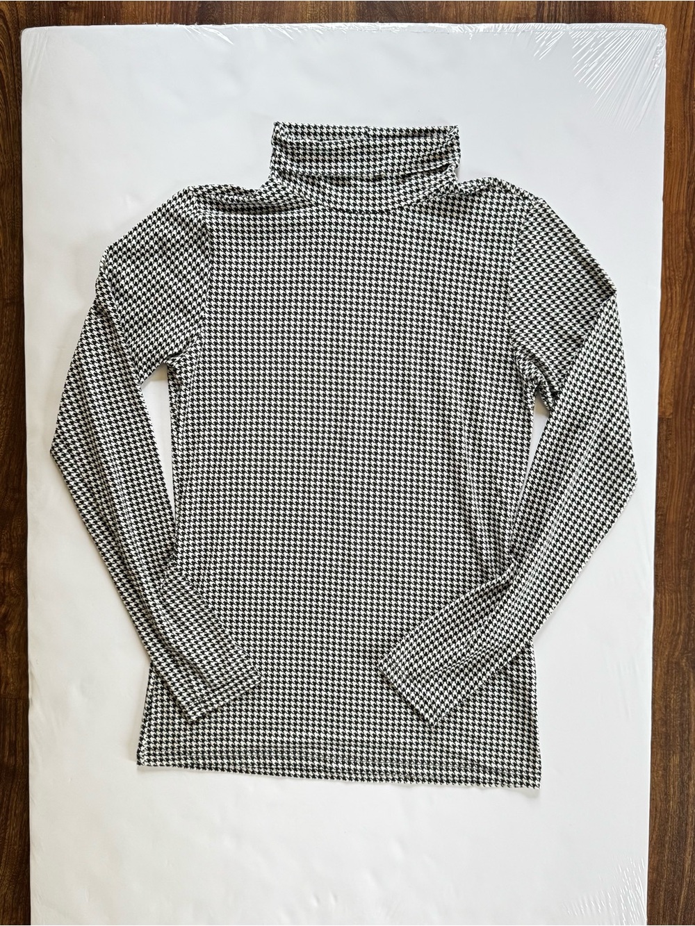 Uniqlo Black and White Houndstooth Long Sleeve Mock Neck Top,Size Small - Picture 4 of 8